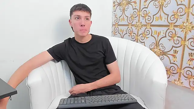 Snapshot of LittleDanny_ chatting on November 2025 04:27:01 PM LittleDanny online show from November 2025 04:27:01 PM