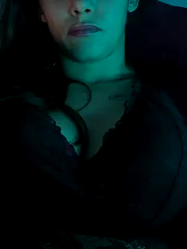 Snapshot of StrapPink chatting on November 2025 10:25:02 AM StrapPink online show from November 2025 10:25:02 AM