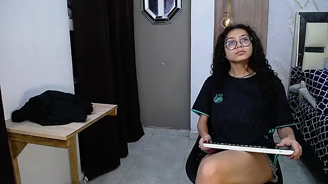 Snapshot of honeymoon_12 chatting on November 2025 01:55:01 PM honeymoon 12 online show from November 2025 01:55:01 PM