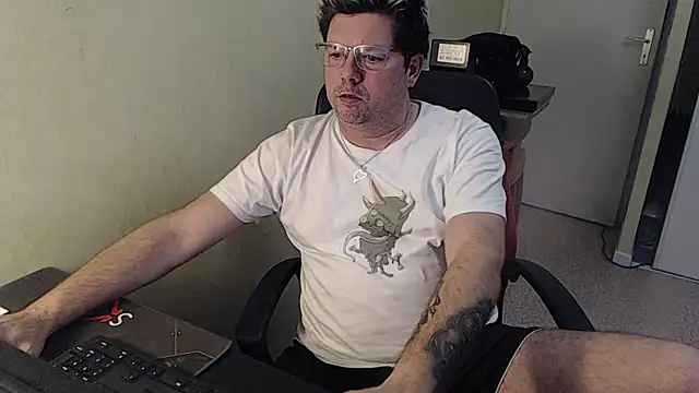 blueandwhite1 online show from January 2025 03:35:01 PM