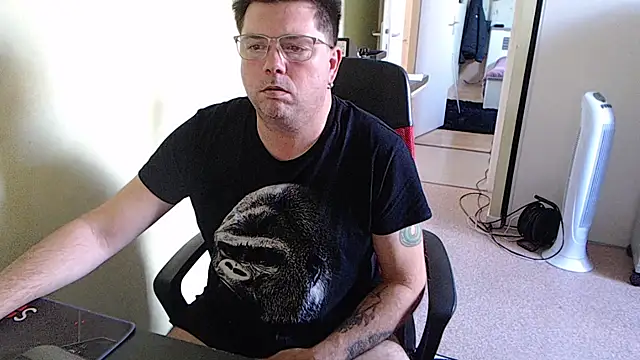 blueandwhite1 online show from October 2025 03:01:02 PM