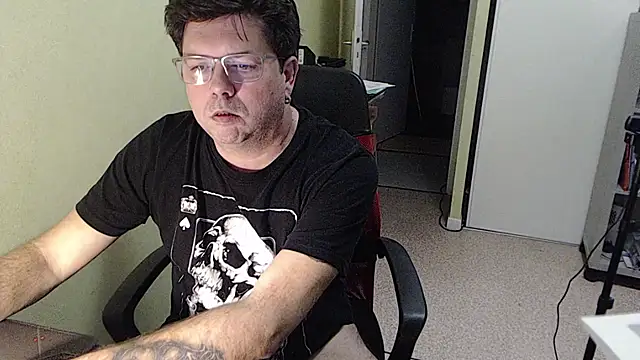 blueandwhite1 online show from December 2025 04:01:01 PM