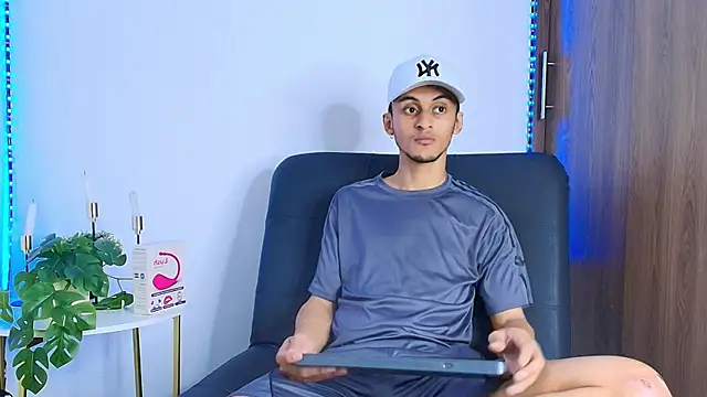 AlejandroLoouis online show from November 2025 07:37:01 PM