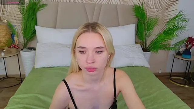 Snapshot of RachelColon chatting on September 2025 10:38:02 AM RachelColon online show from September 2025 10:38:02 AM