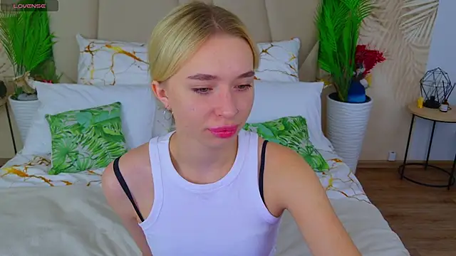 Snapshot of RachelColon chatting on October 2025 10:43:02 AM RachelColon online show from October 2025 10:43:02 AM