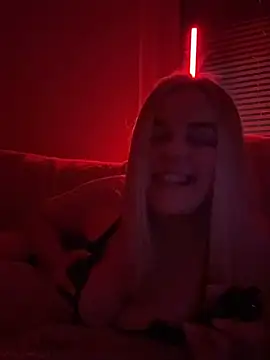 ItsLxsa online show from April 2026 09:06:02 PM