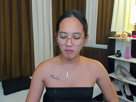 URHottestAngel online show from November 2025 04:39:01 PM