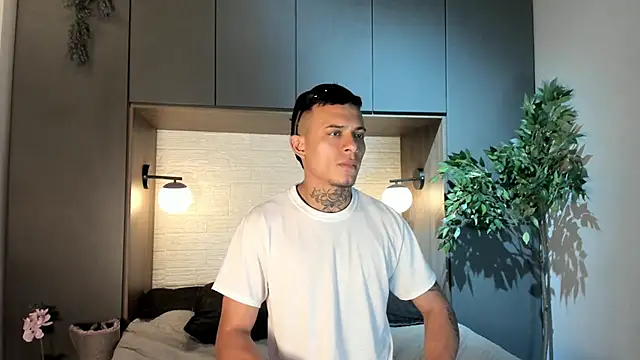 MrJustin  online show from November 2025 08:03:01 PM