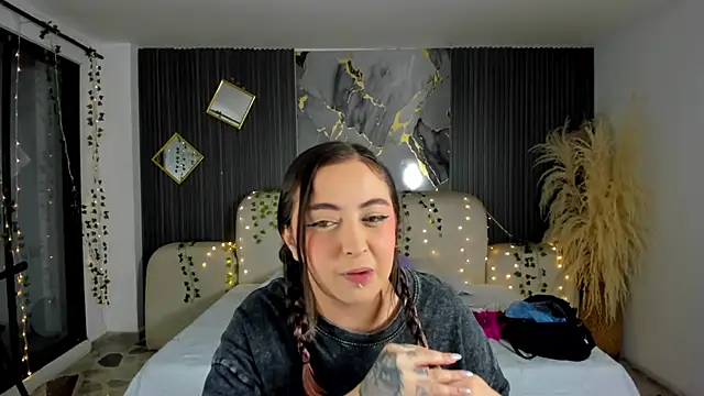SarahCastro1  online show from January 2026 04:04:02 AM