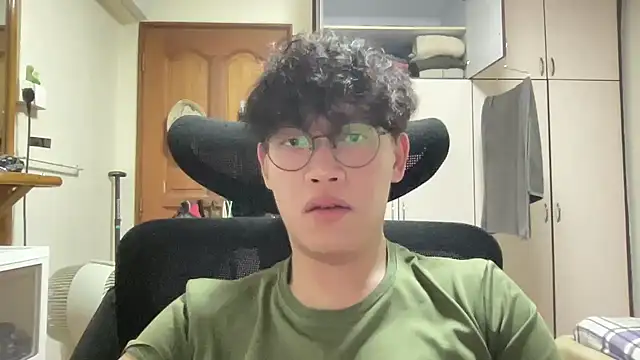 Snapshot of Passionatetwink2 chatting on April 2026 05:17:01 PM Passionatetwink2 online show from April 2026 05:17:01 PM
