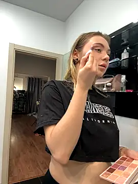 LunaMillie online show from November 2025 01:31:01 PM