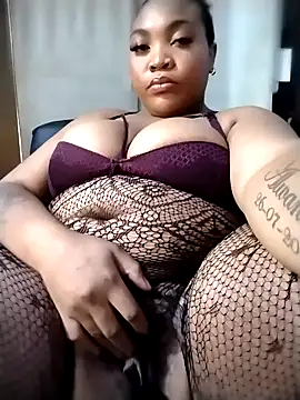 BeverlyQueen14 online show from December 2025 02:45:02 PM