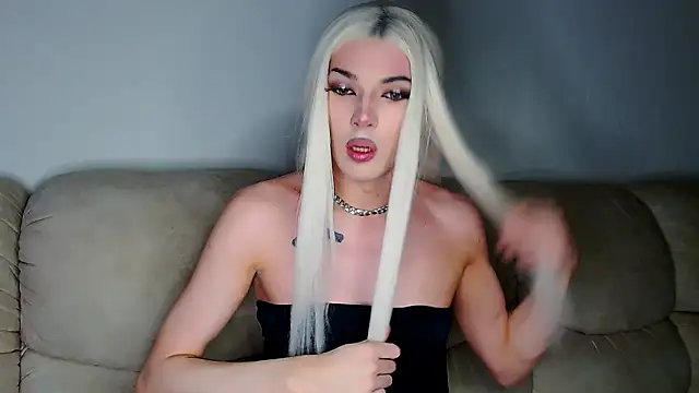 Snapshot of YourTrixie chatting on November 2025 11:42:02 AM YourTrixie online show from November 2025 11:42:02 AM