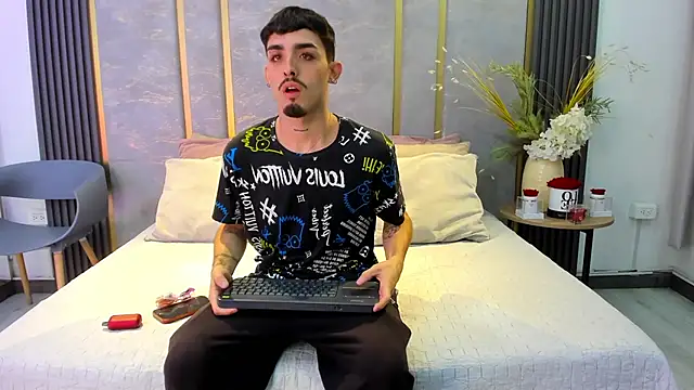 Snapshot of NikoStone_ chatting on October 2025 04:20:01 AM NikoStone online show from October 2025 04:20:01 AM