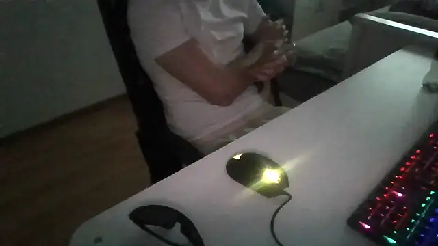 Snapshot of elox33 chatting on April 2026 07:00:02 AM elox33 online show from April 2026 07:00:02 AM