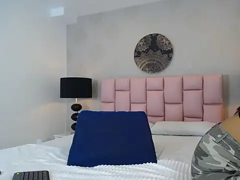 Maia Reficco online show from September 2025 12:27:01 PM