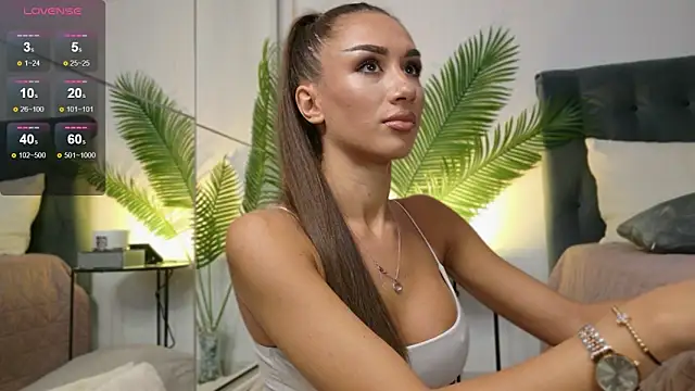 JuliaQuin online show from October 2025 02:20:01 AM