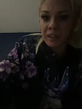 Snapshot of DesireableBlonde chatting on May 2026 10:33:01 AM DesireableBlonde online show from May 2026 10:33:01 AM