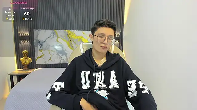 SantiagoRusso18 online show from September 2025 12:09:02 PM