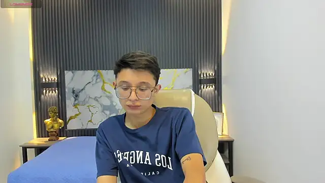 SantiagoRusso18 online show from September 2025 12:10:01 PM