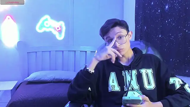 SantiagoRusso18 online show from October 2025 01:12:02 AM