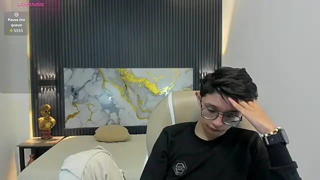 SantiagoRusso18 online show from October 2025 12:05:01 PM