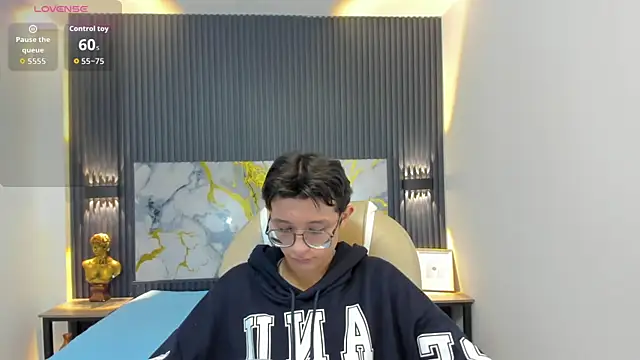 SantiagoRusso18 online show from October 2025 12:02:02 PM