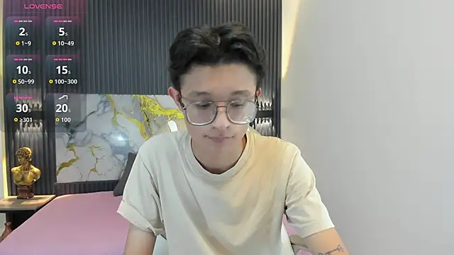 SantiagoRusso18 online show from November 2025 07:03:01 PM