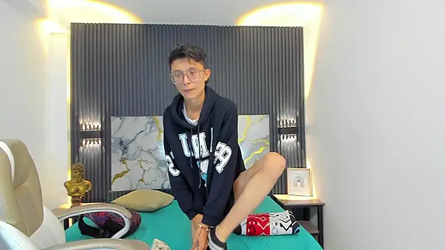 SantiagoRusso18 online show from December 2025 01:08:01 PM