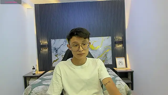 SantiagoRusso18 online show from February 2026 07:19:02 PM