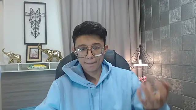 SantiagoRusso18 online show from April 2026 11:47:01 AM