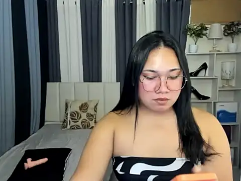 TsUncutKaren online show from February 2026 06:06:02 PM