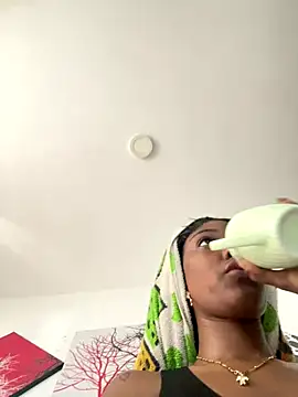 zaracollins01 online show from October 2025 05:00:01 PM