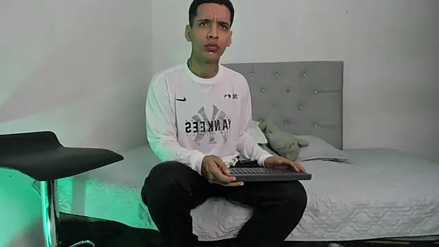 twinkDuohot online show from November 2025 02:35:01 AM