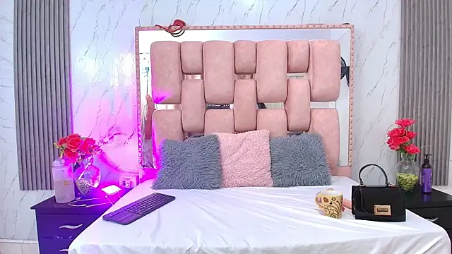 SofiaSommers online show from November 2025 07:37:02 PM