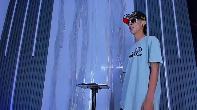 Dante Brown1  online show from October 2025 09:02:01 PM