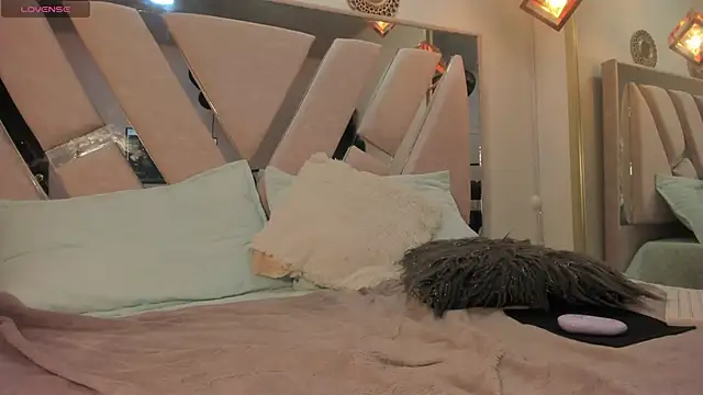 i Carolinee online show from October 2025 12:11:01 PM