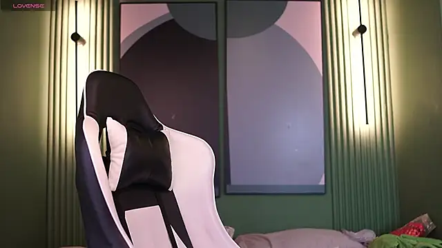 Tayler Kim online show from October 2025 06:28:02 PM