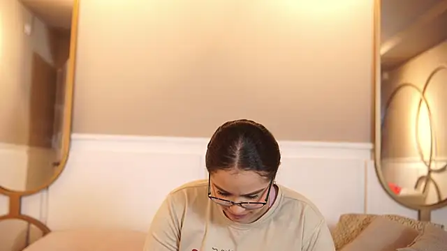 Tayler Kim online show from October 2025 06:39:02 PM