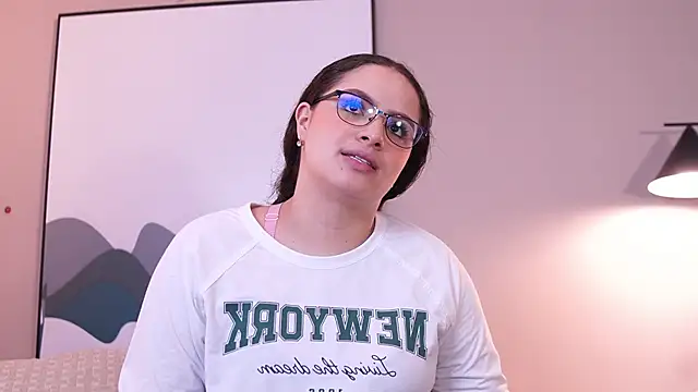 Tayler Kim online show from November 2025 06:21:01 PM