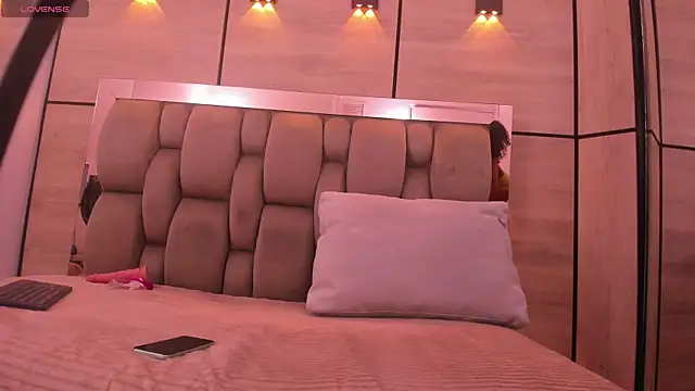 lyana cowel online show from October 2025 07:12:02 PM