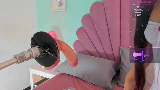 emma clarke  online show from November 2025 03:50:01 AM