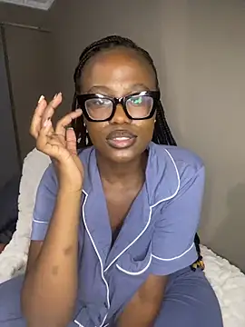 Moonzy77 online show from November 2025 10:18:02 PM