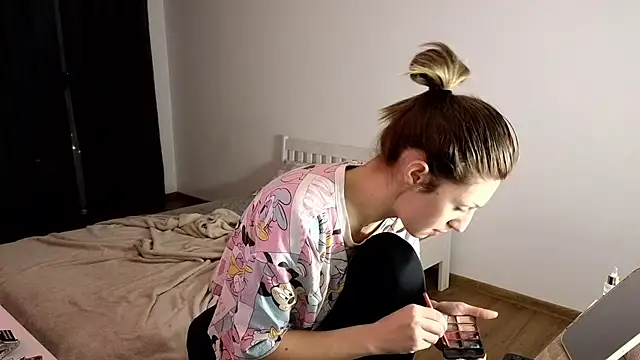 Snapshot of crystalxx18 chatting on November 2025 03:42:02 AM crystalxx18 online show from November 2025 03:42:02 AM