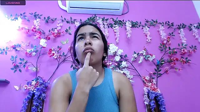 Snapshot of skinnysofia18 chatting on July 2026 01:56:01 PM skinnysofia18 online show from July 2026 01:56:01 PM