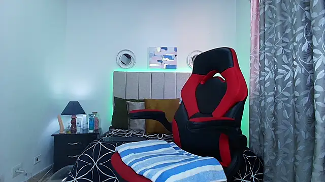 Snapshot of Naomi_Redd chatting on September 2025 07:47:01 PM Naomi Redd online show from September 2025 07:47:01 PM