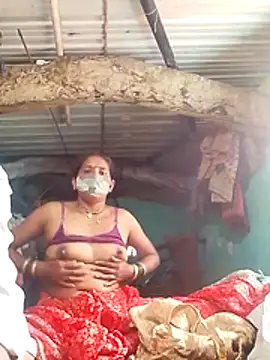 Snapshot of CUTE-004 chatting on October 2025 08:13:01 AM CUTE-004 online show from October 2025 08:13:01 AM