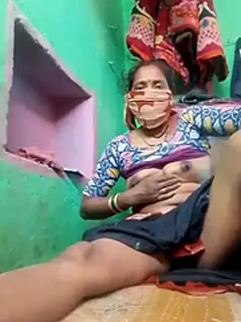 Snapshot of CUTE-004 chatting on November 2025 06:35:02 AM CUTE-004 online show from November 2025 06:35:02 AM