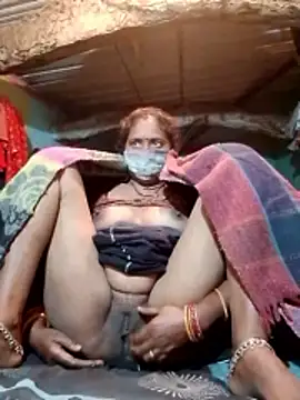 Snapshot of CUTE-004 chatting on December 2025 06:04:02 PM CUTE-004 online show from December 2025 06:04:02 PM