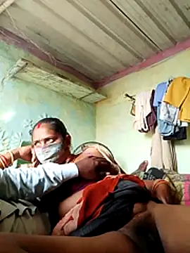 Snapshot of CUTE-004 chatting on February 2026 10:33:01 AM CUTE-004 online show from February 2026 10:33:01 AM